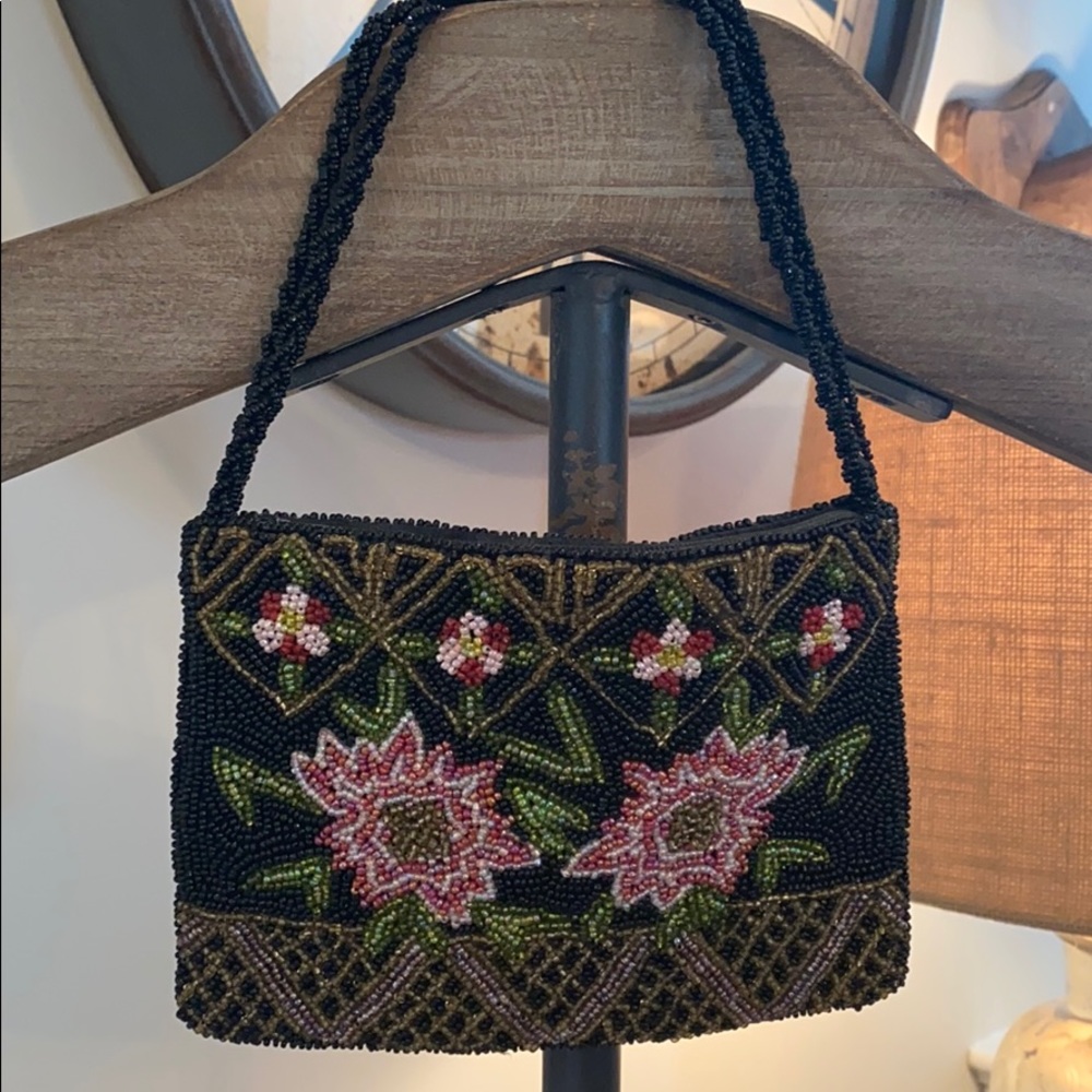 BEAUTIFUL BEADED HAND BAG.